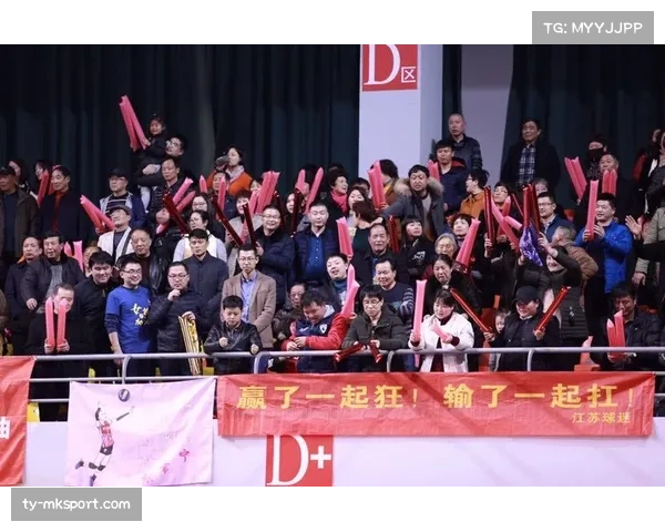 国安球迷TIFO致敬功勋厨师，温情瞬间闪耀工人体育场