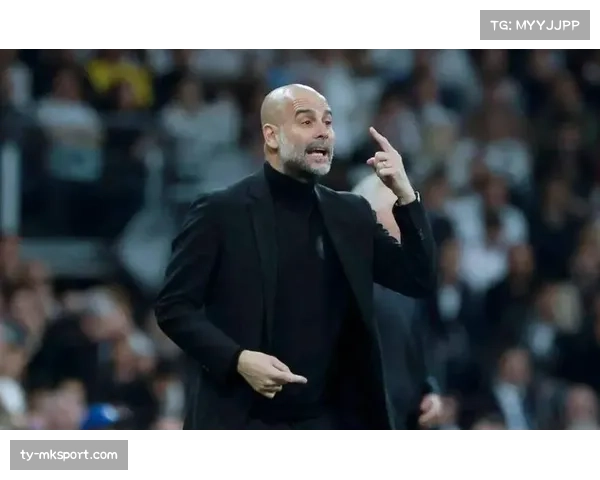 特写：训练场上，瓜迪奥拉亲自示范如何捕捉肋部空当接球